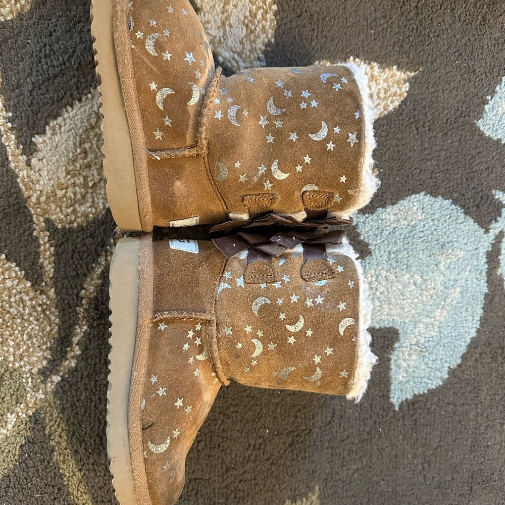 Size 9 Uggs stars ✨ and moon 🌙 - Picture 3 of 5